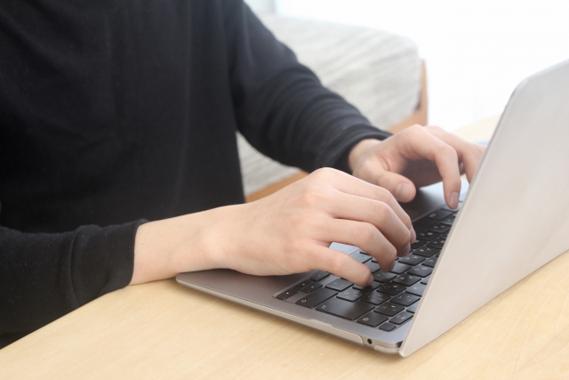 写真：パソコンでタイピングをしている私