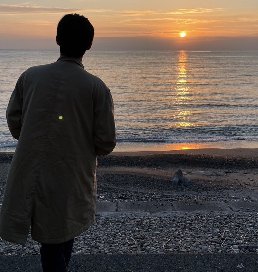 写真：海上の夕日を眺める私